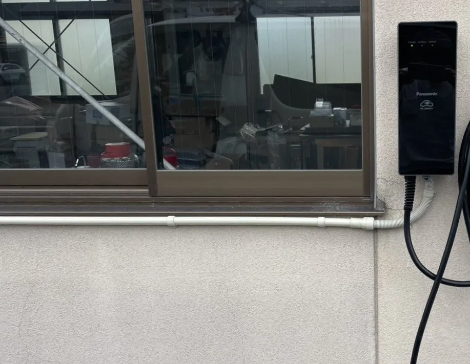 窓下からEV充電器本体付近へ続く外壁の配管