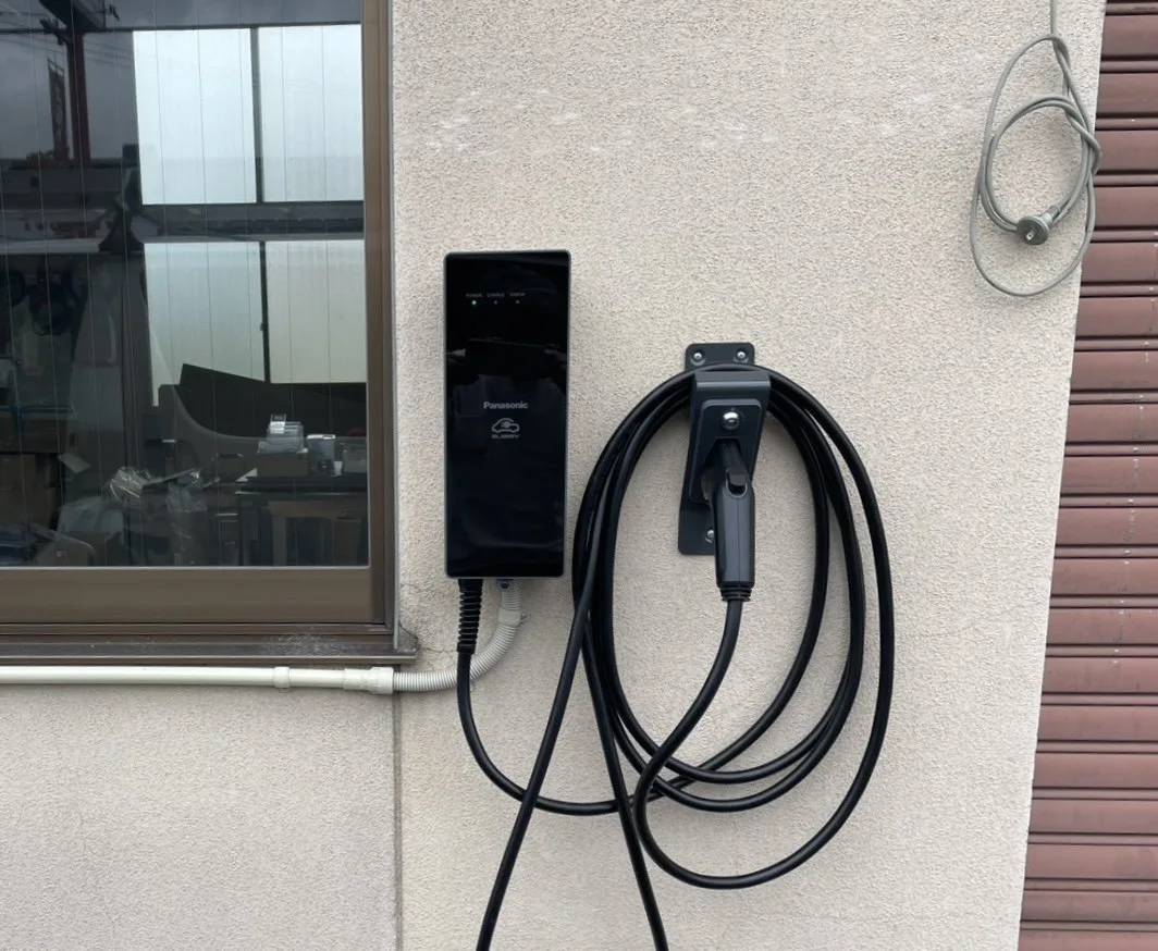 Panasonic製EV充電器本体とコネクタホル状況ダーの設置