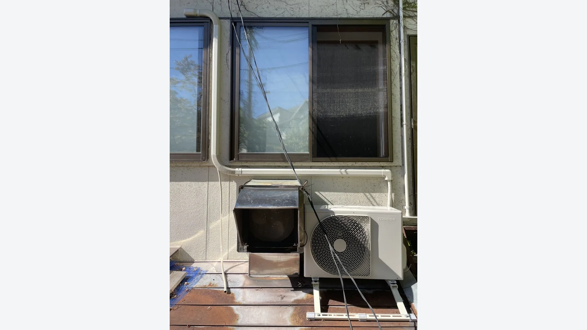 室外機を架台上に設置し、屋外配管は建物の形状に沿って化粧カバーで仕上げました。